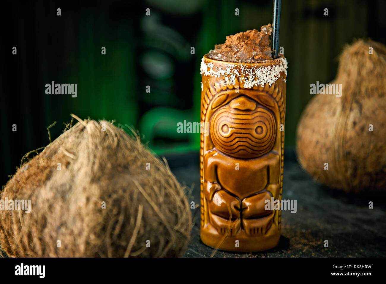 Cocktail de noix de coco servi dans une grande tasse Tiki avec un noix de coco Banque D'Images