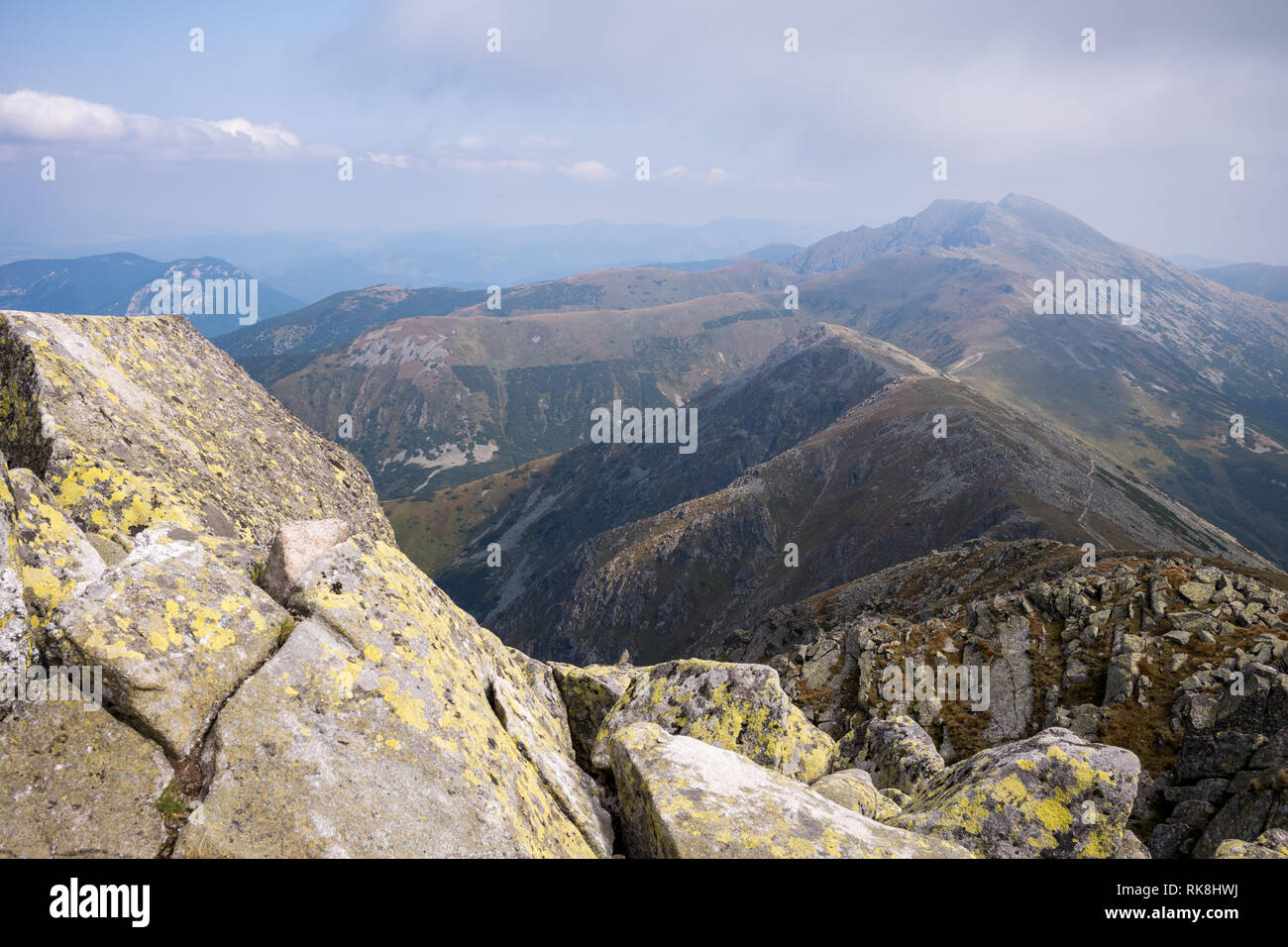 Vue depuis le mont Chopok un jour d'été, et de ski de randonnée de Jasna, Parc National des Basses Tatras, Slovaquie Banque D'Images