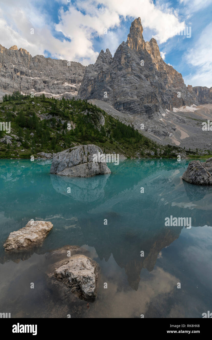 Réflexion de groupe sur le lac Sorapis Sorapis en été. Cortina d'Ampezzo, la province de Belluno dans la région Vénétie en Italie. Banque D'Images