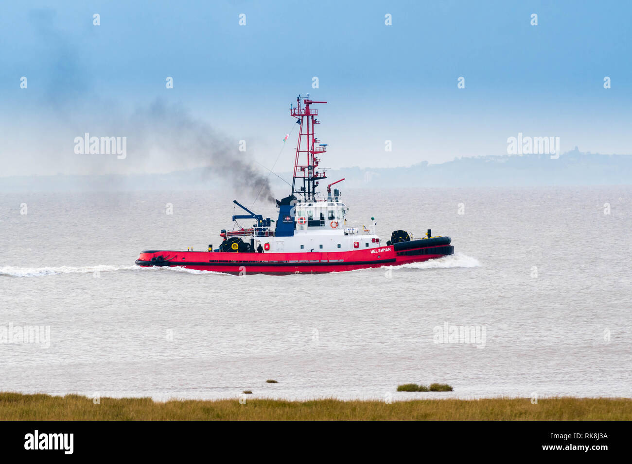 Remorqueur Rouge entrant dans la bouche de la rivière Usk Newport South Wales UK. Décembre 2018 Banque D'Images