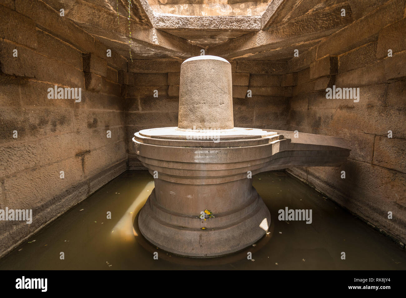 Le Badavalinga Temple à Hampi est dédié au Dieu Shiva et est sculpté dans un seul bloc de pierre. Il a les trois yeux de Shiva. Banque D'Images