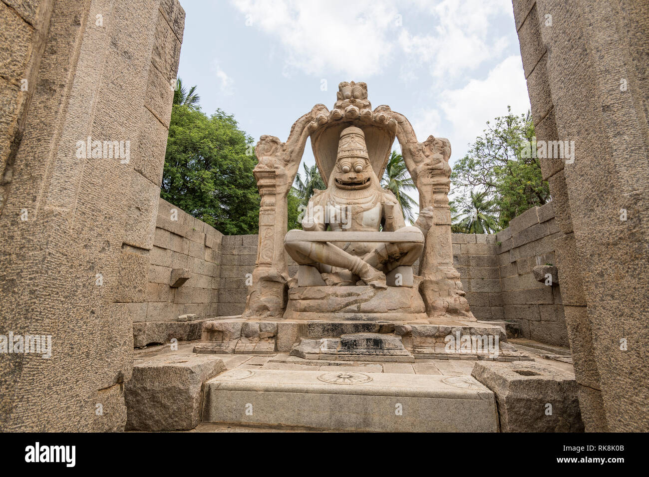 Le Lakshmi Narasimha Hampi temple est dédié au dieu Vishnu. Il y avait une statue de la déesse Lakshmi assis sur les genoux de Vishnu qui a été détruit. Banque D'Images