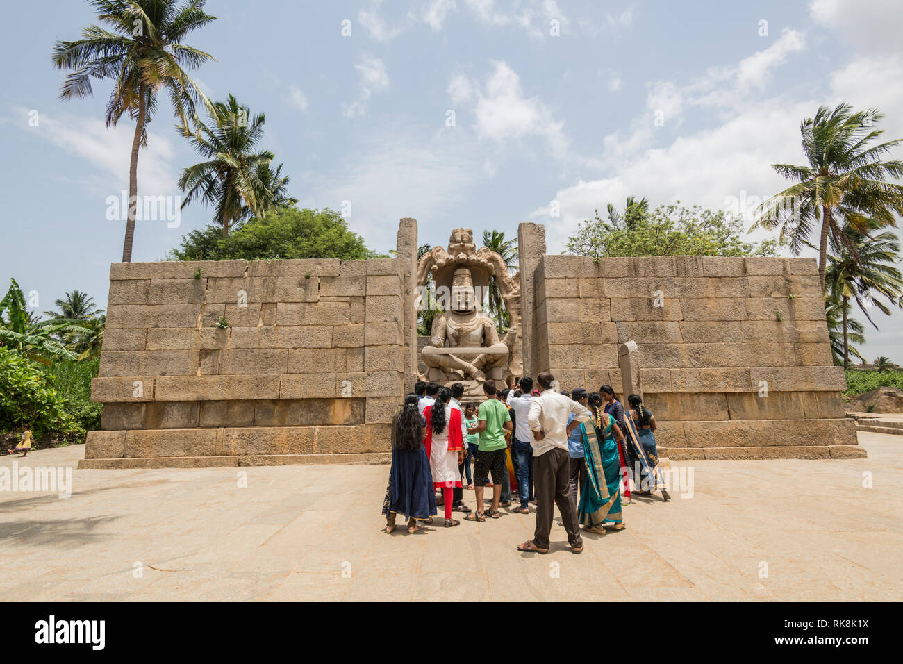 La foule de visiteurs fidèles et de voir l'imposant temple Lakshmi Narasimha statue in Hampi, Karnataka, Inde Banque D'Images