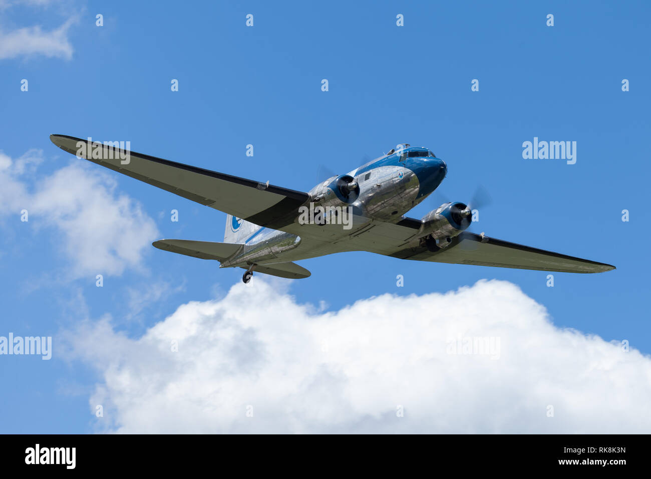 Marion, Indiana, USA - 3 septembre 2016 : vol en croisière, dans Douglas DC-3 d'effectuer un survol à basse altitude Banque D'Images