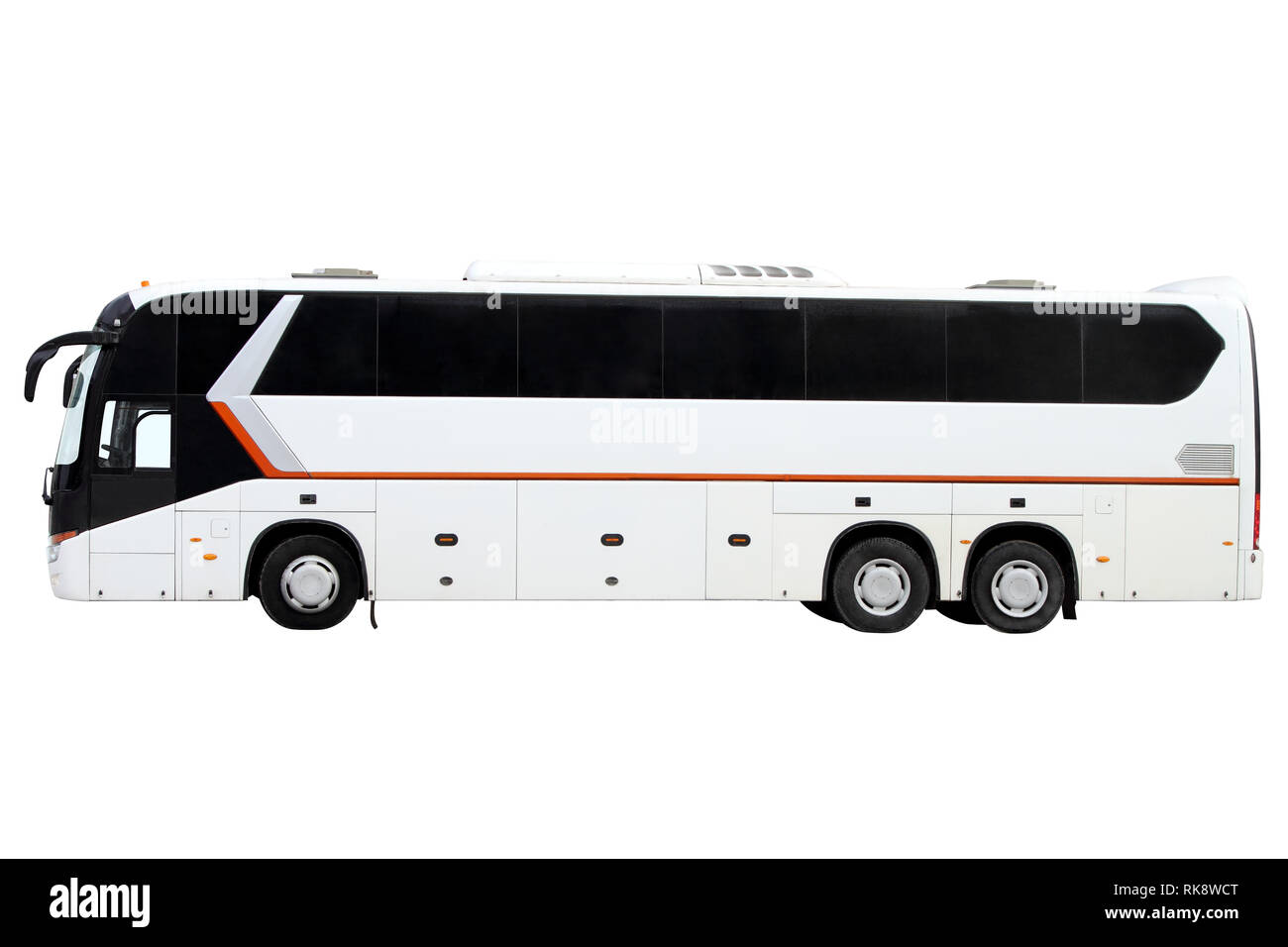 Bus touristique triaxial isolé sur fond blanc. Banque D'Images