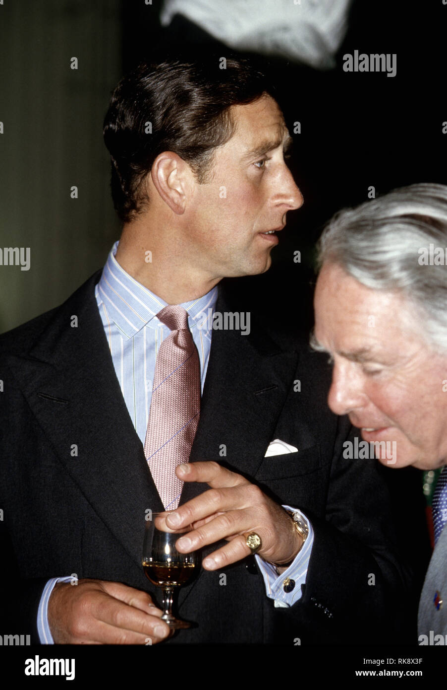 Chicago, Illinois, USA, le 5 septembre 1986 Charles, prince de Galles tours magasin Marshall Fields aujourd'hui lors de sa visite à Chicago. Il a pris part à une démonstration de l'utilisation de mélange de whisky irlandais divers mélanges. Credit : Mark Reinstein/MediaPunch Banque D'Images