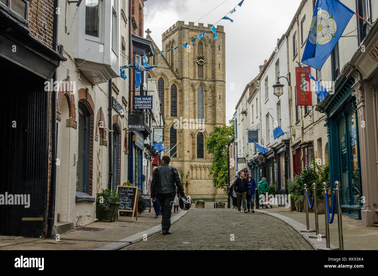 De nombreux magasins en ligne menant à la cathédrale de Ripon, Yorkshire, Angleterre Banque D'Images