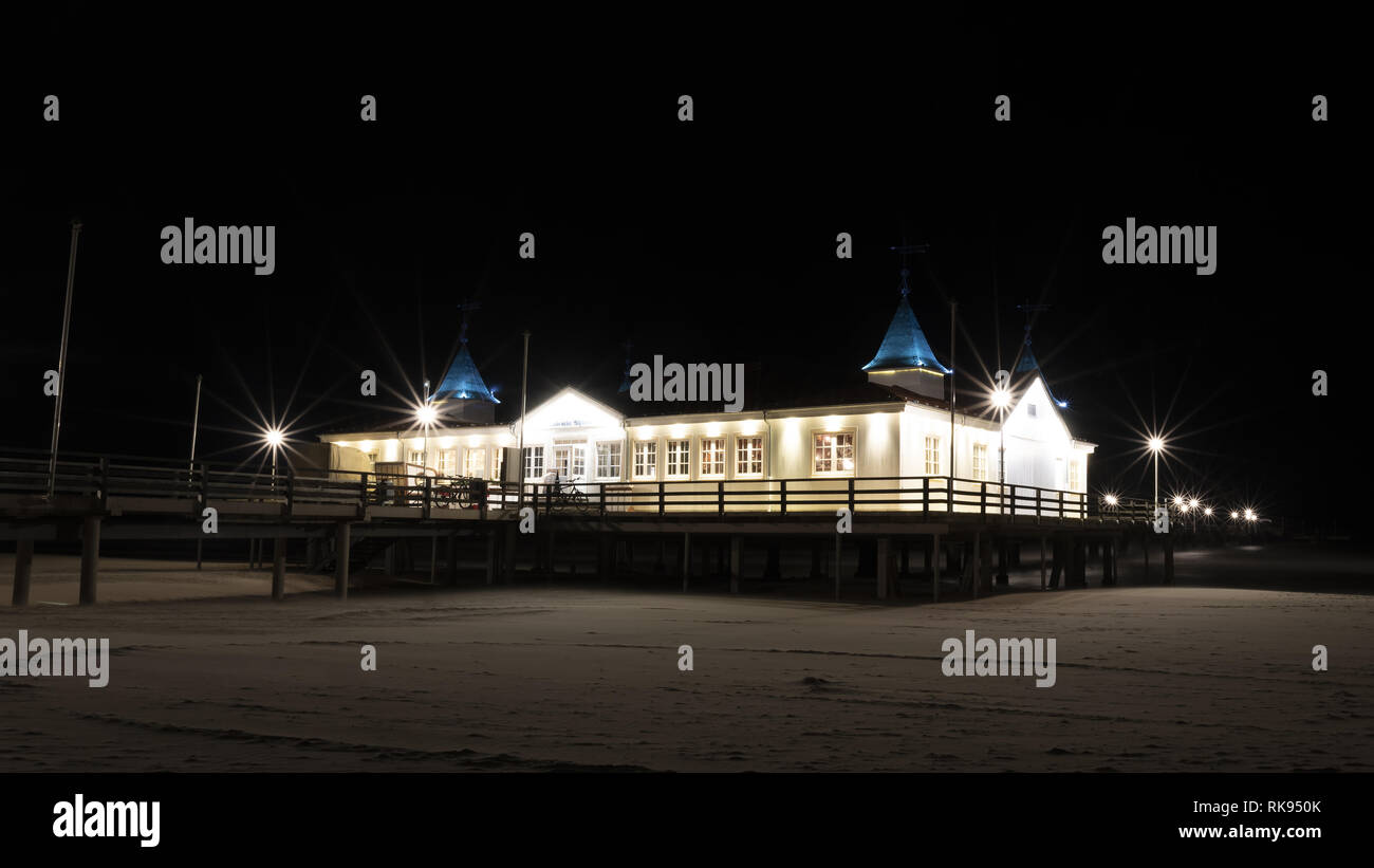 Célèbre jetée d'Ahlbeck, Allemagne, la nuit. L'île d'Usedom, côte de la mer Baltique, Schleswig-Holstein, Allemagne Banque D'Images