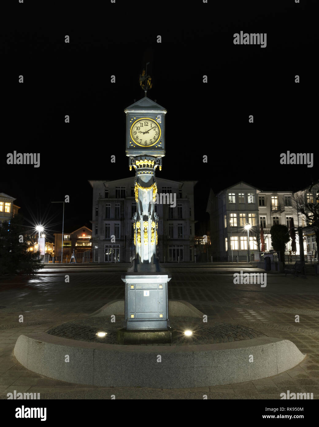 Horloge Art nouveau dans la nuit, d'Ahlbeck Usedom Island, Côte de la mer Baltique, Schleswig-Holstein, Allemagne Banque D'Images