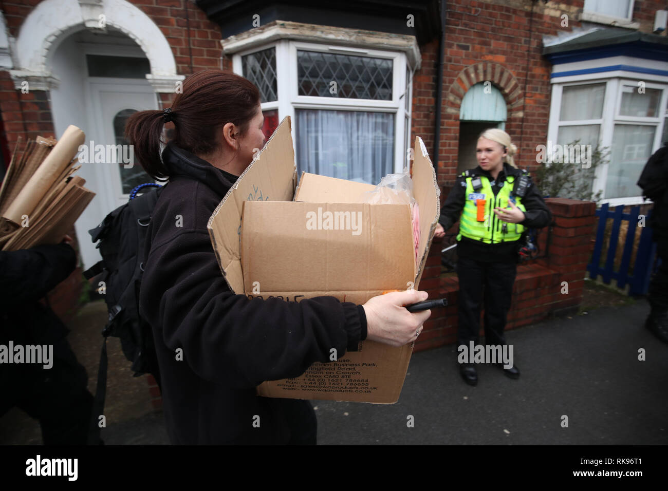 Les agents de police rechercher un bien sur la rue Raglan à Hull dans le cadre de la disparition d'étudiant de 21 ans, qui a Squire Libby pas rentrée chez elle dans la ville depuis le 1er février. Les enquêteurs ont été donnés plus de temps à la question d'un homme de 24 ans arrêté, soupçonné de son enlèvement le mercredi. Banque D'Images