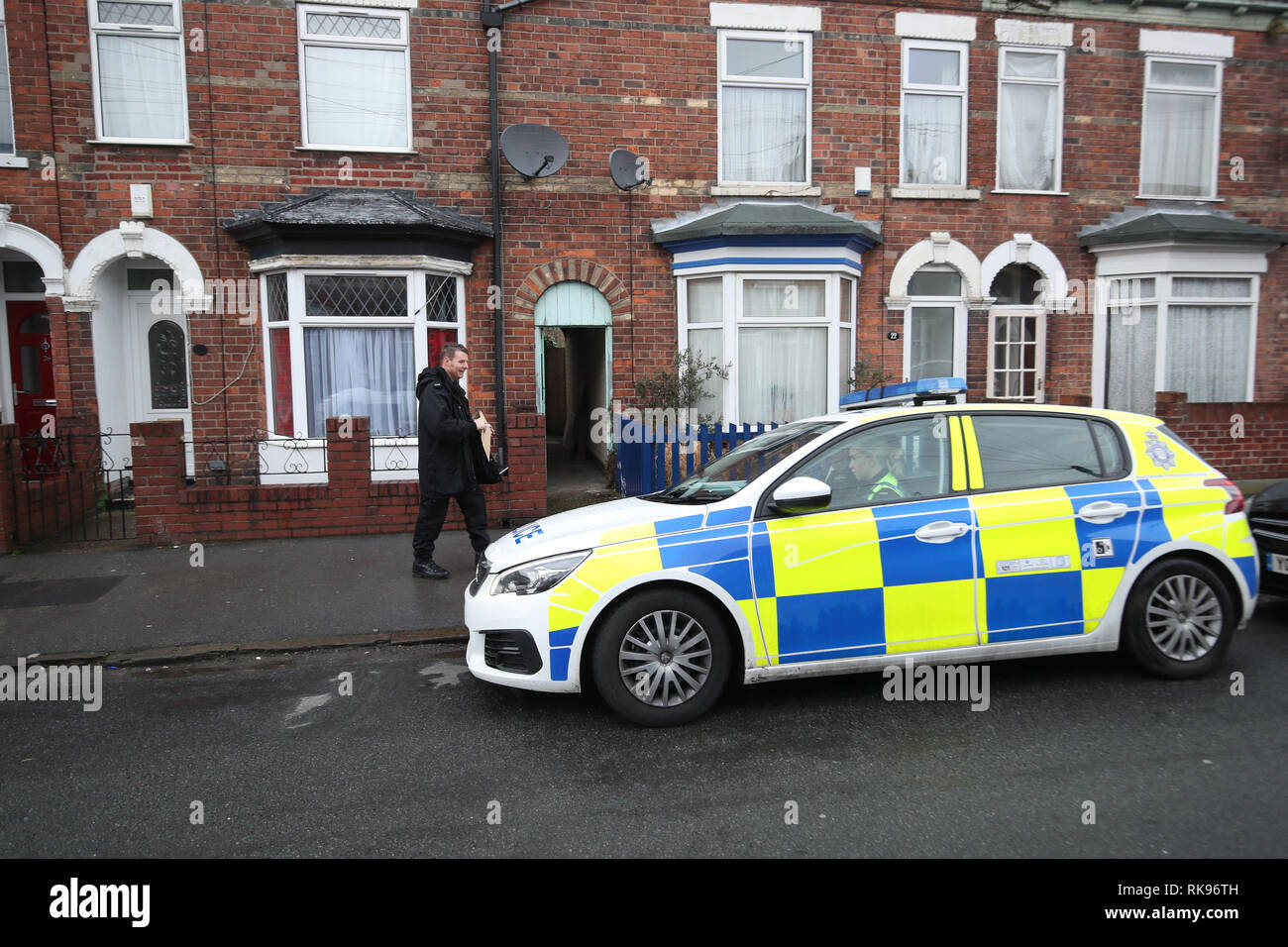 Les agents de police rechercher un bien sur la rue Raglan à Hull dans le cadre de la disparition d'étudiant de 21 ans, qui a Squire Libby pas rentrée chez elle dans la ville depuis le 1er février. Les enquêteurs ont été donnés plus de temps à la question d'un homme de 24 ans arrêté, soupçonné de son enlèvement le mercredi. Banque D'Images