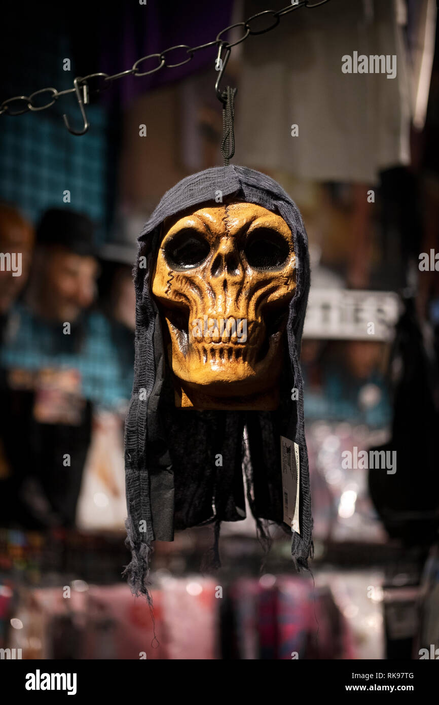 Un effrayant masque de squelette dans un linceul en vente à l'aventure de l'Halloween, une boutique de costumes à Greenwich Village, Manhattan, New York. Banque D'Images