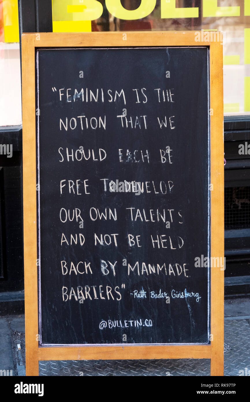 Un Ruth Bader Ginsburg cite sur le féminisme sur un panneau à l'extérieur du magasin de vêtements pour femmes Bulletin sur Broadway dans Lower Manhattan, New York City. Banque D'Images
