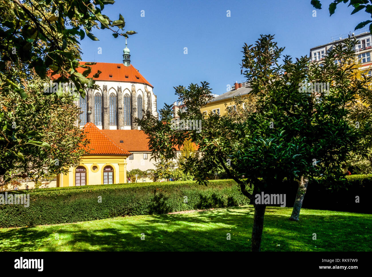 Jardins de Prague, jardin franciscain de Prague, église notre-Dame des neiges, République tchèque Prague vieux jardin urbain dans le centre-ville Banque D'Images