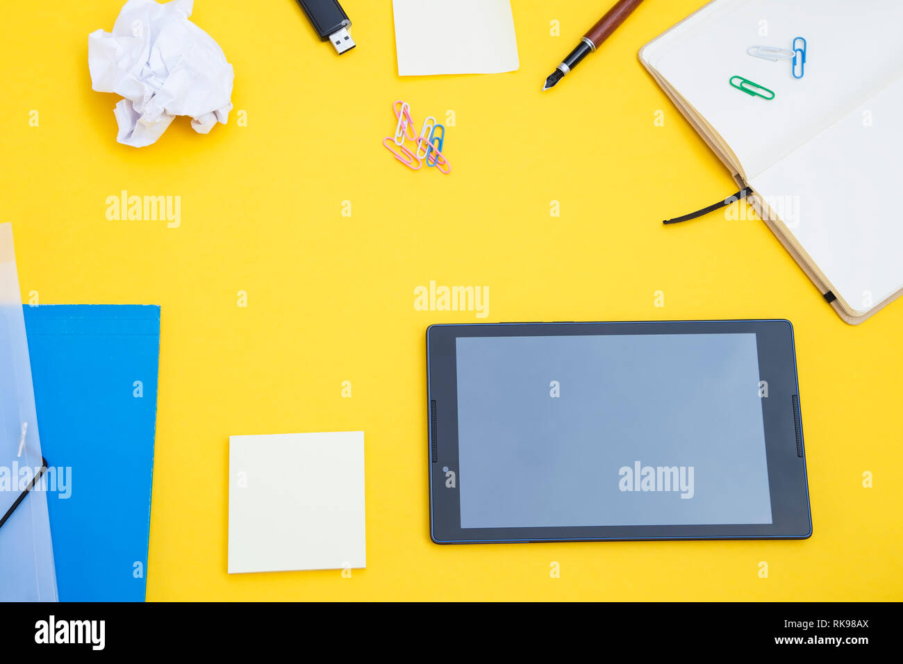 Tablette noir avec les fournitures de bureau Banque D'Images