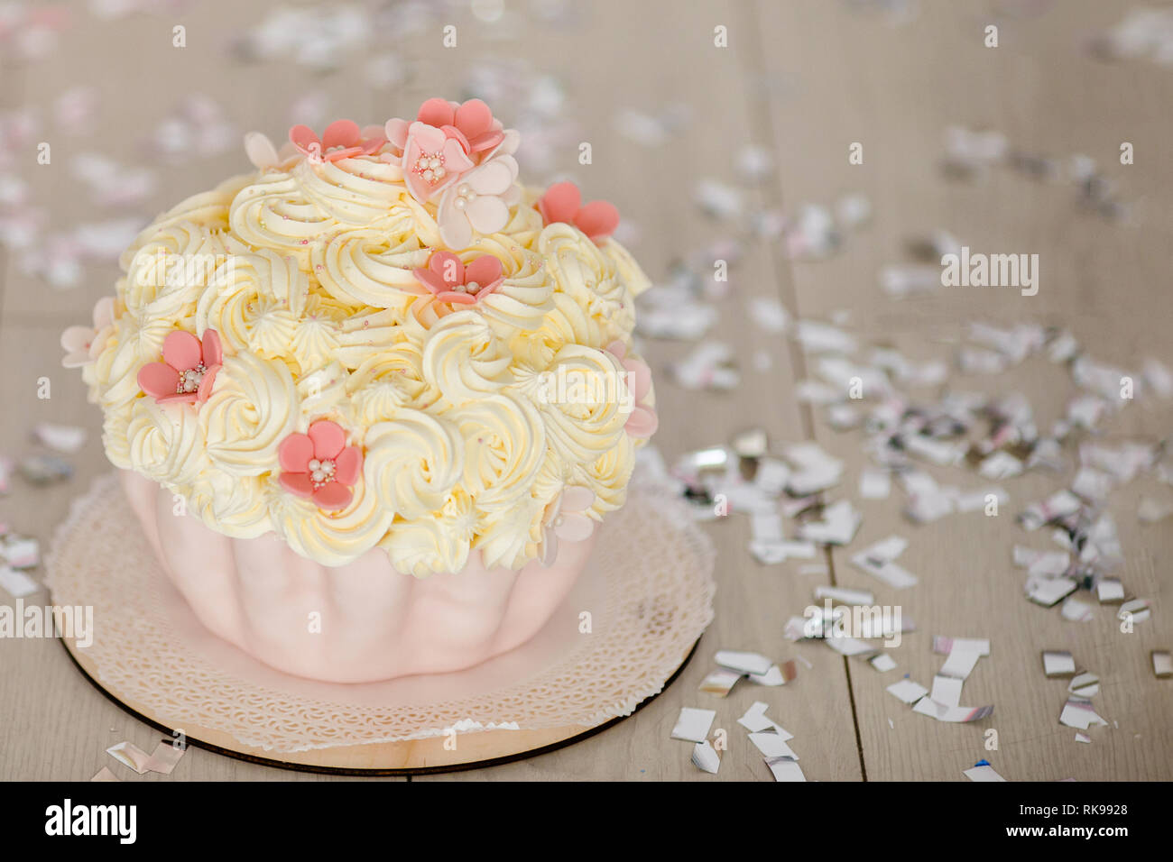 Premier Anniversaire Gateau Rose Avec Des Fleurs Pour Petite Fille Et Decorations Pour Gateau Smash Photo Stock Alamy