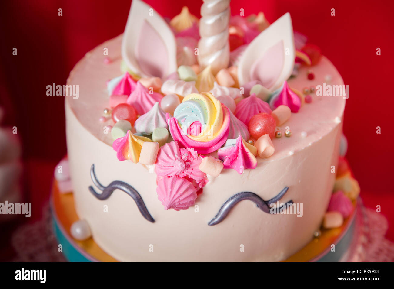 Sweet Table Et Gros Gateau Unicorn Pour Bebe Fille Premier Anniversaire Photo Stock Alamy Sweet Table Et Gros Gateau Unicorn Pour Bebe Fille Premier Anniversaire Photo Stock Alamy