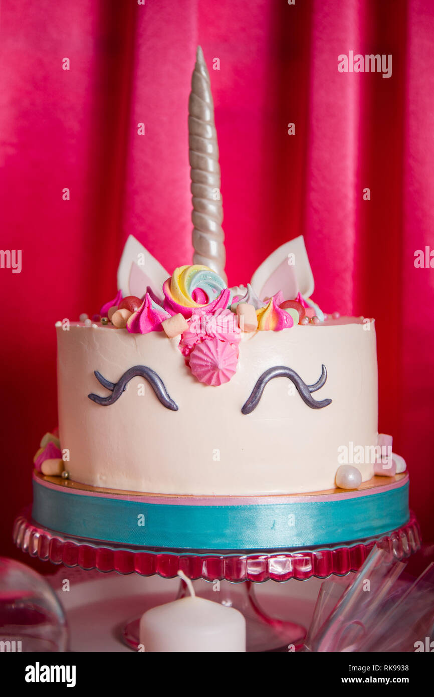 Sweet Table Et Gros Gateau Unicorn Pour Bebe Fille Premier Anniversaire Photo Stock Alamy Sweet Table Et Gros Gateau Unicorn Pour Bebe Fille Premier Anniversaire Photo Stock Alamy