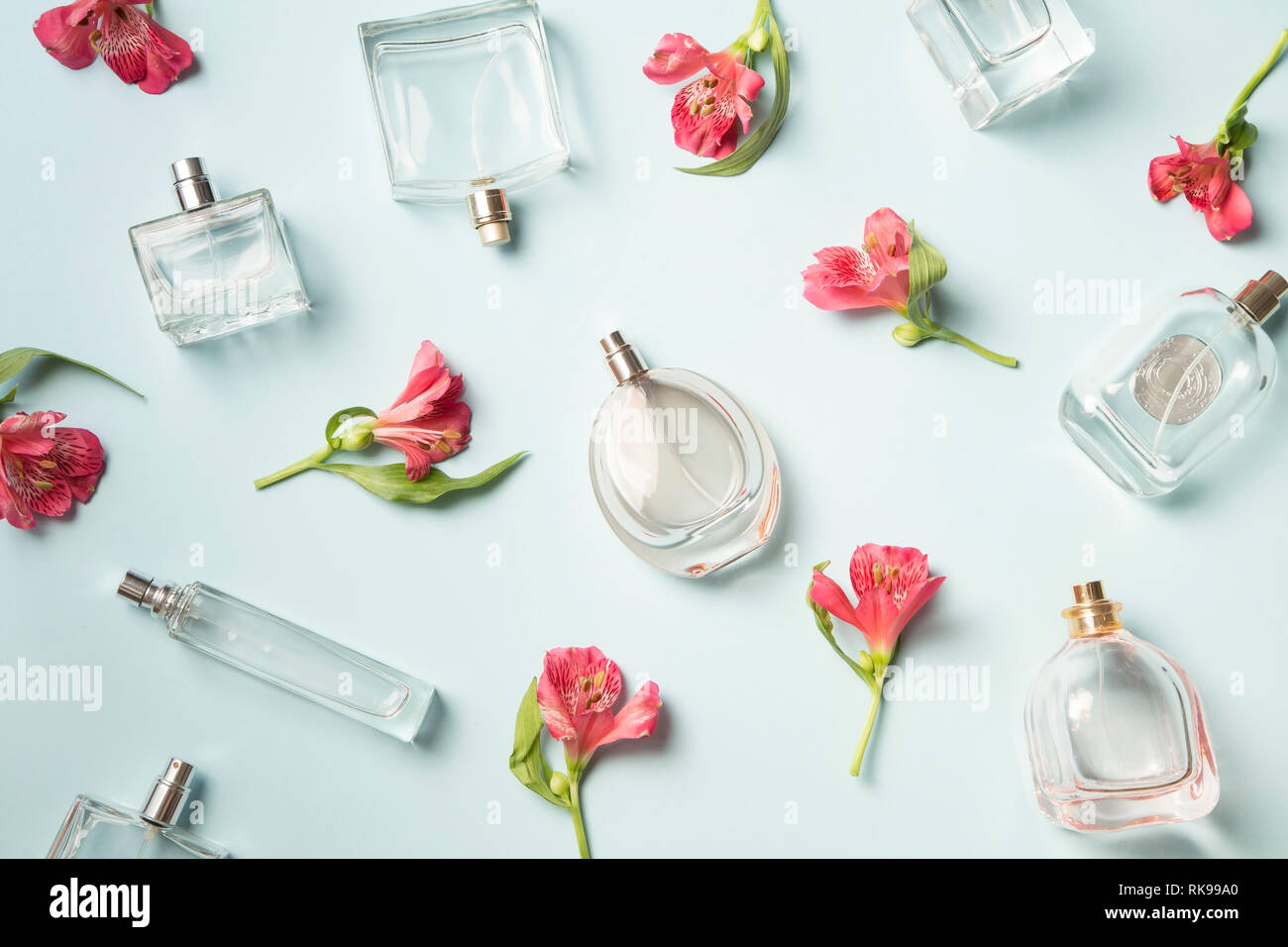 Flacons de parfum et les orchidées sauvages contexte Banque D'Images