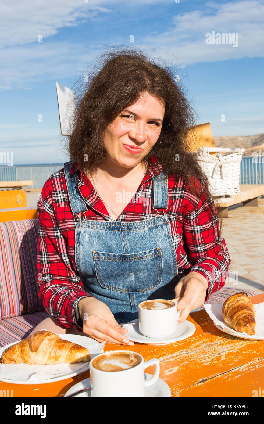 Bonjour Jeune Femme Ayant Un Petit Dejeuner Avec Cafe Et Croissants Assis En Plein Air Sur La Terrasse De Cafe Au Bord De La Mer Photo Stock Alamy Bonjour Jeune Femme Ayant Un Petit Dejeuner Avec Cafe Et Croissants Assis En Plein Air Sur La Terrasse De Cafe Au Bord De La Mer Photo Stock Alamy