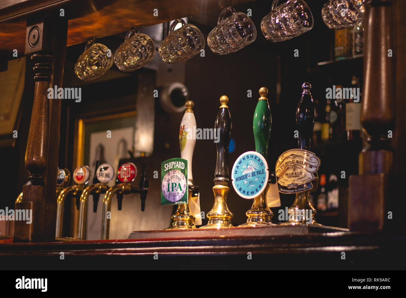 Bières à la pression dans un pub anglais traditionnel à Londres Banque D'Images