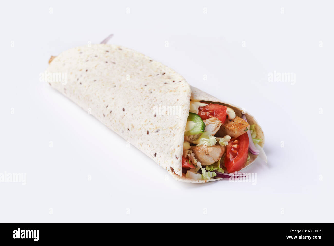 Sandwich enveloppé. farine de tortilla avec le poulet et les légumes Banque D'Images