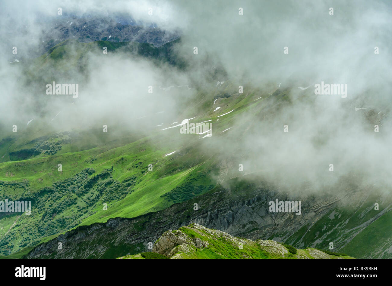 Du côté de la montagne dans les nuages au Nebelhorn. Banque D'Images