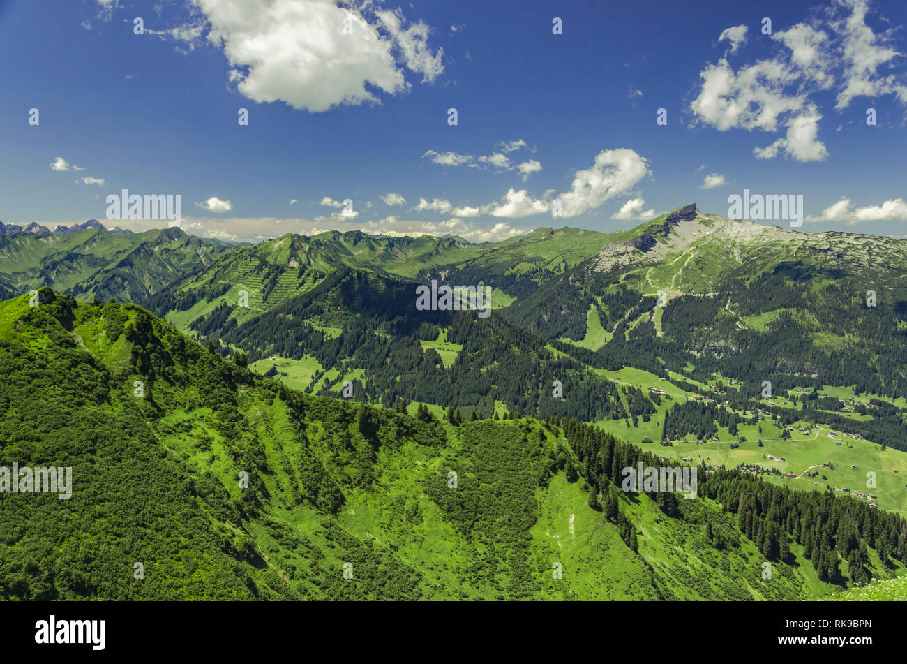 La Kleinwalsertal à beau temps. Banque D'Images