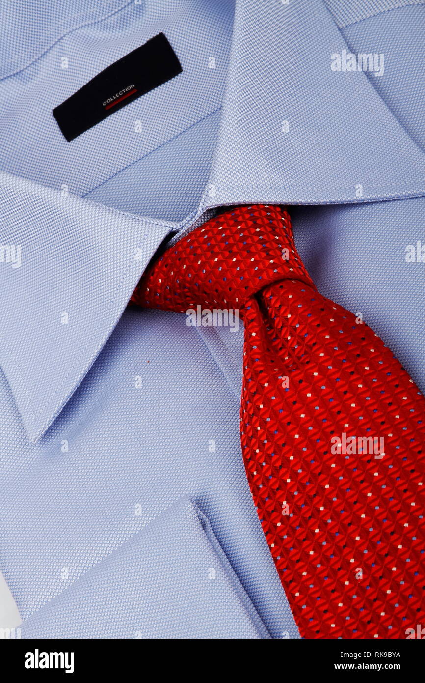 La composition avec chemise bleue et cravate rouge Photo Stock - Alamy