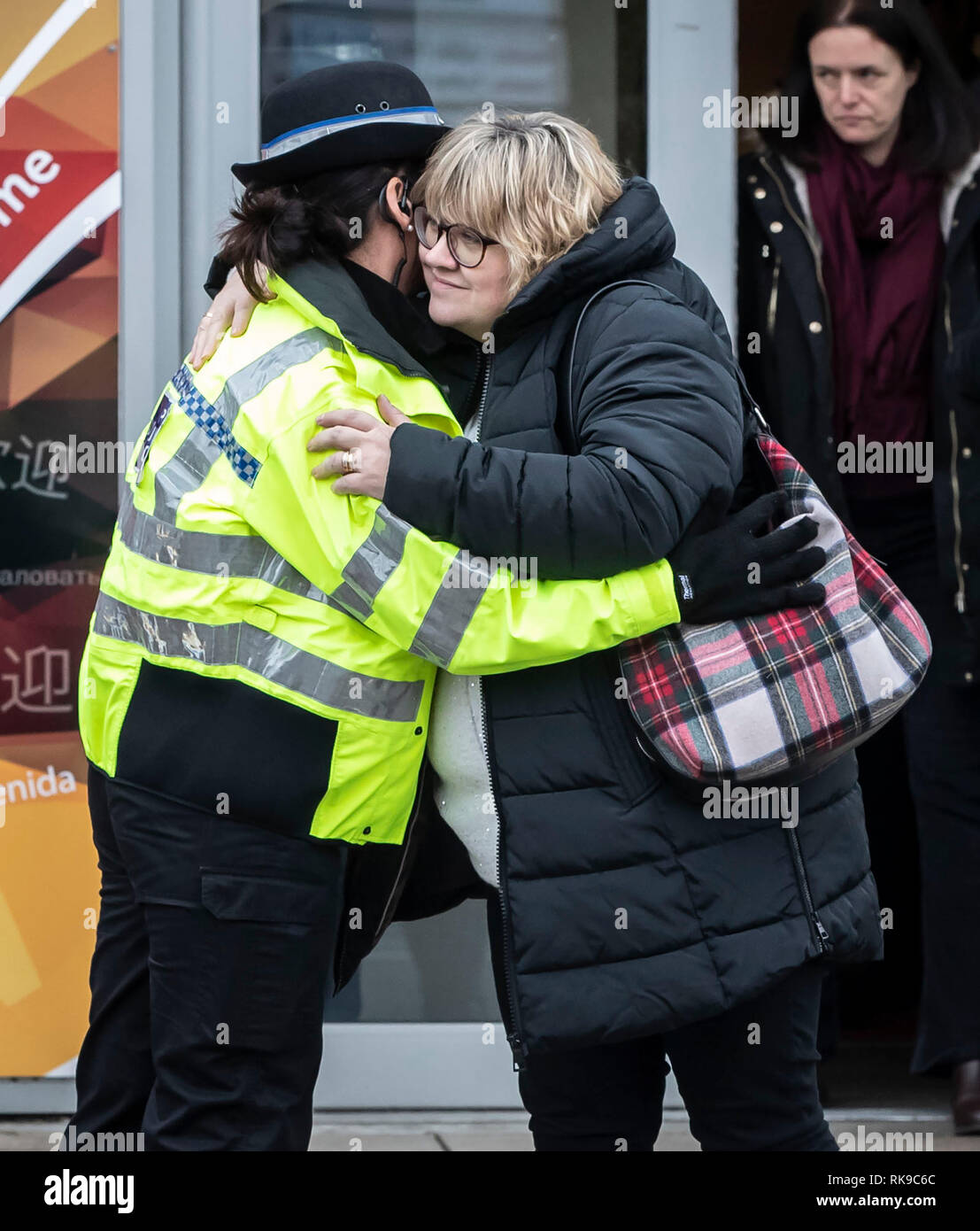 Lisa Squire, la mère de l'élève manquant Libby Squire, épouse d'un agent de police à partir d'un service à l'église communautaire de la coque. L'étudiant de 21 ans a disparu de son domicile dans la ville depuis le 1er février et police a donné plus de temps à la question d'un homme de 24 ans qui a été arrêté, soupçonné de son enlèvement le mercredi. Banque D'Images