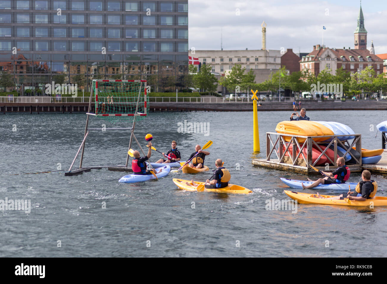 Kayak polo dans le port de Copenhague Banque D'Images