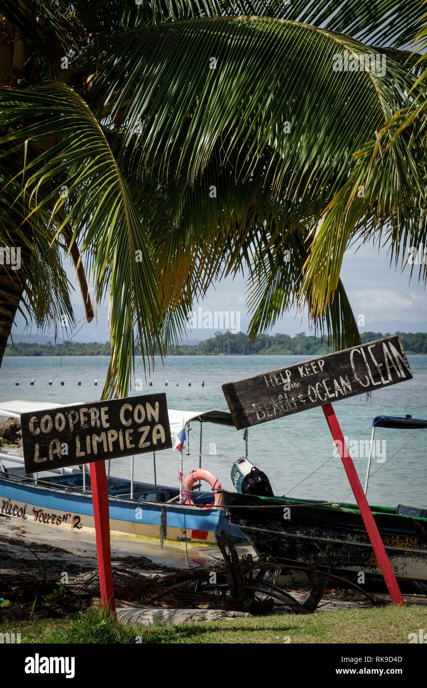 Des panneaux de sensibilisation à l'environnement à Playa Boca del Drago sur l'Île de Colon - l'archipel de Bocas del Toro, PANAMA Banque D'Images