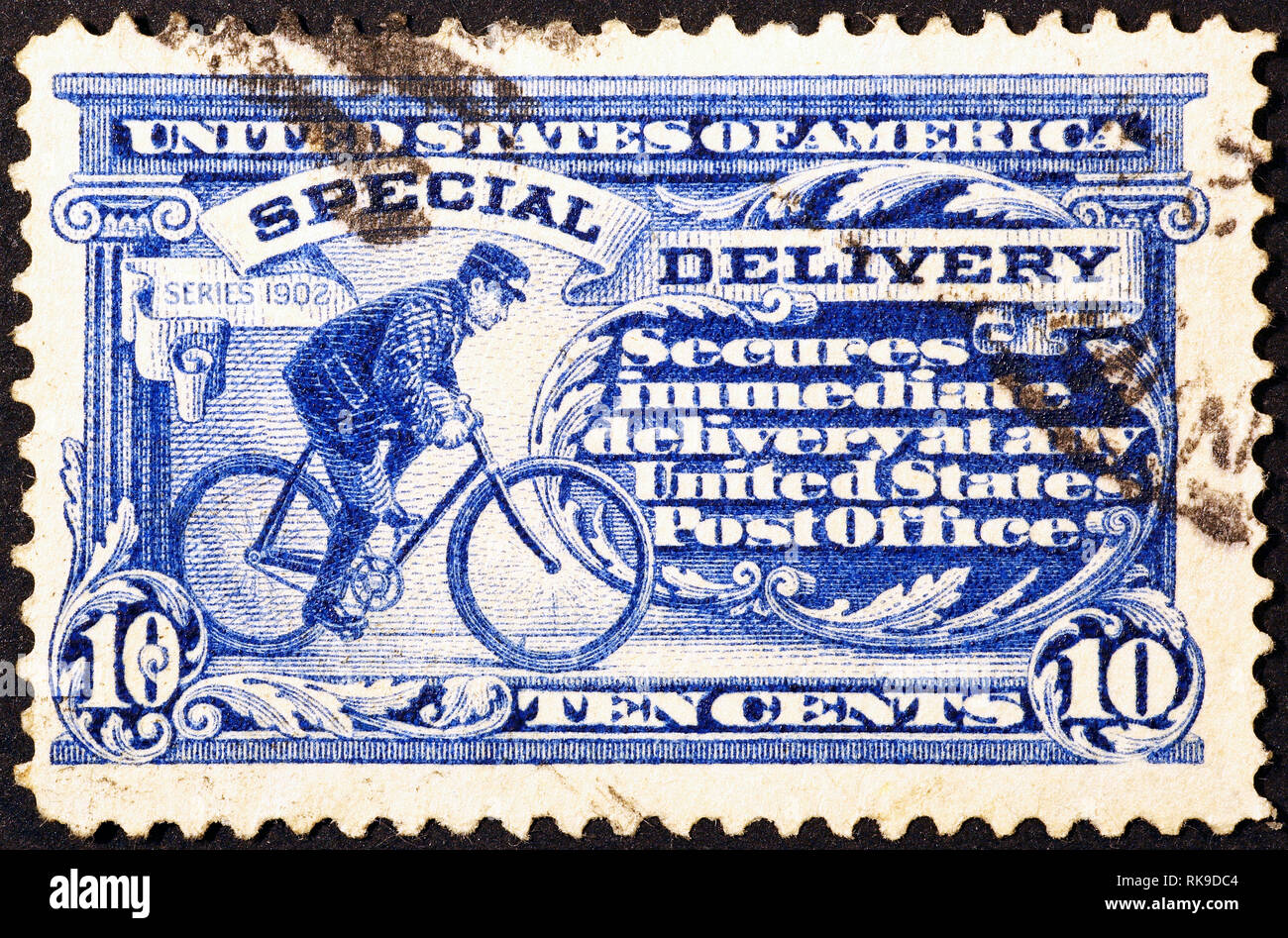 Facteur à vélo sur de très vieux timbre américain Banque D'Images