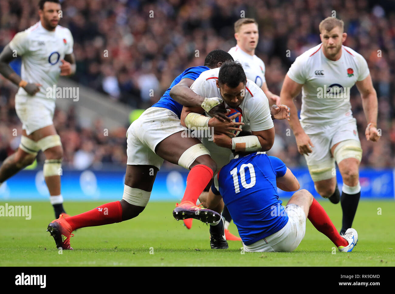 L'Angleterre est Billy Vunipola (centre) en action au cours de la Guinness 6 Nations match à Twickenham Stadium, Londres. Banque D'Images