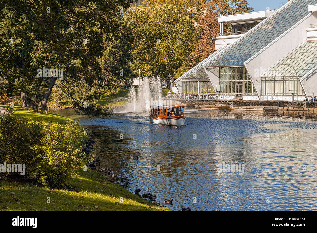 Autumnal Park dans le centre de Riga, Lettonie. Lieu touristique célèbre dans la région de la Baltique Banque D'Images
