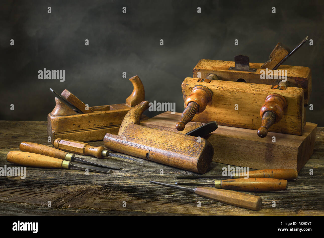 La vie toujours avec des outils de menuiserie, banc d'avions de la menuiserie, la sculpture sur bois ciseau Banque D'Images