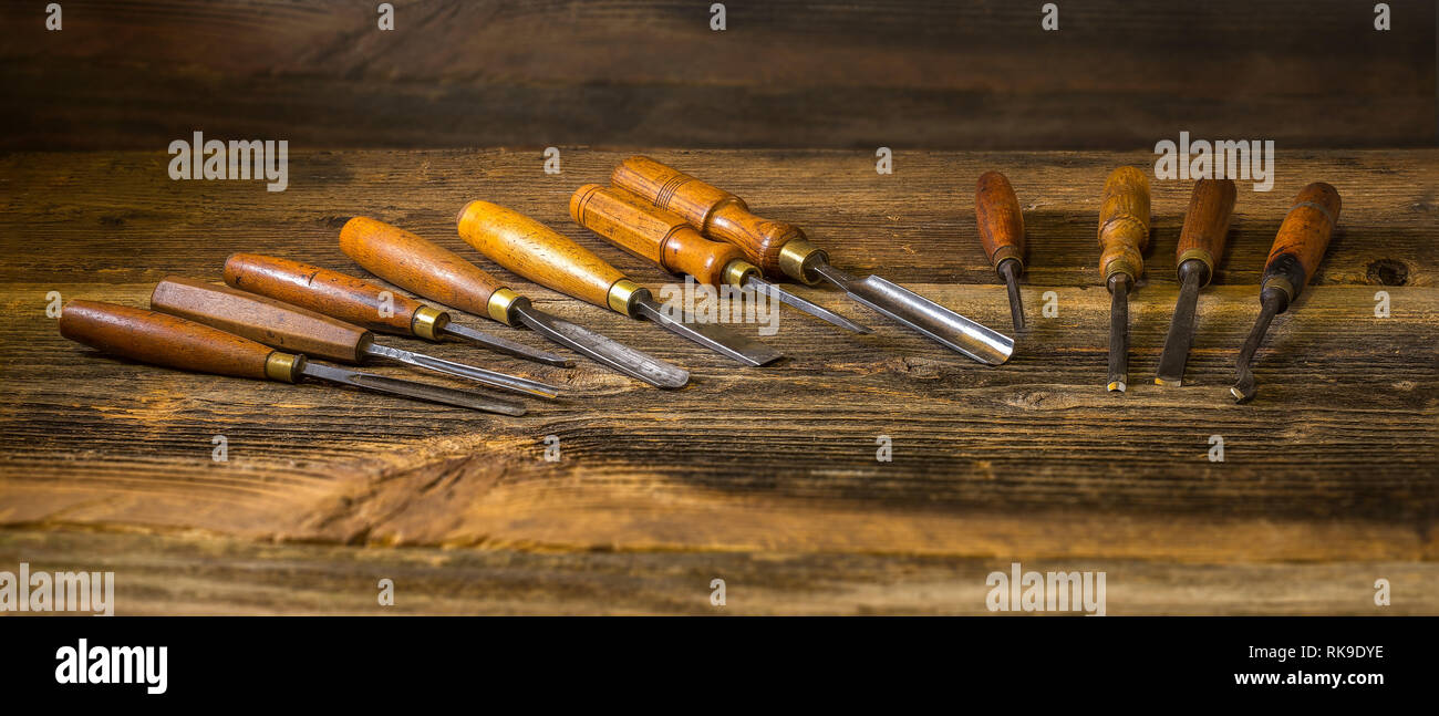 Ensemble de ciseaux à bois pour sculpture , sculpture outils sur fond de bois Banque D'Images