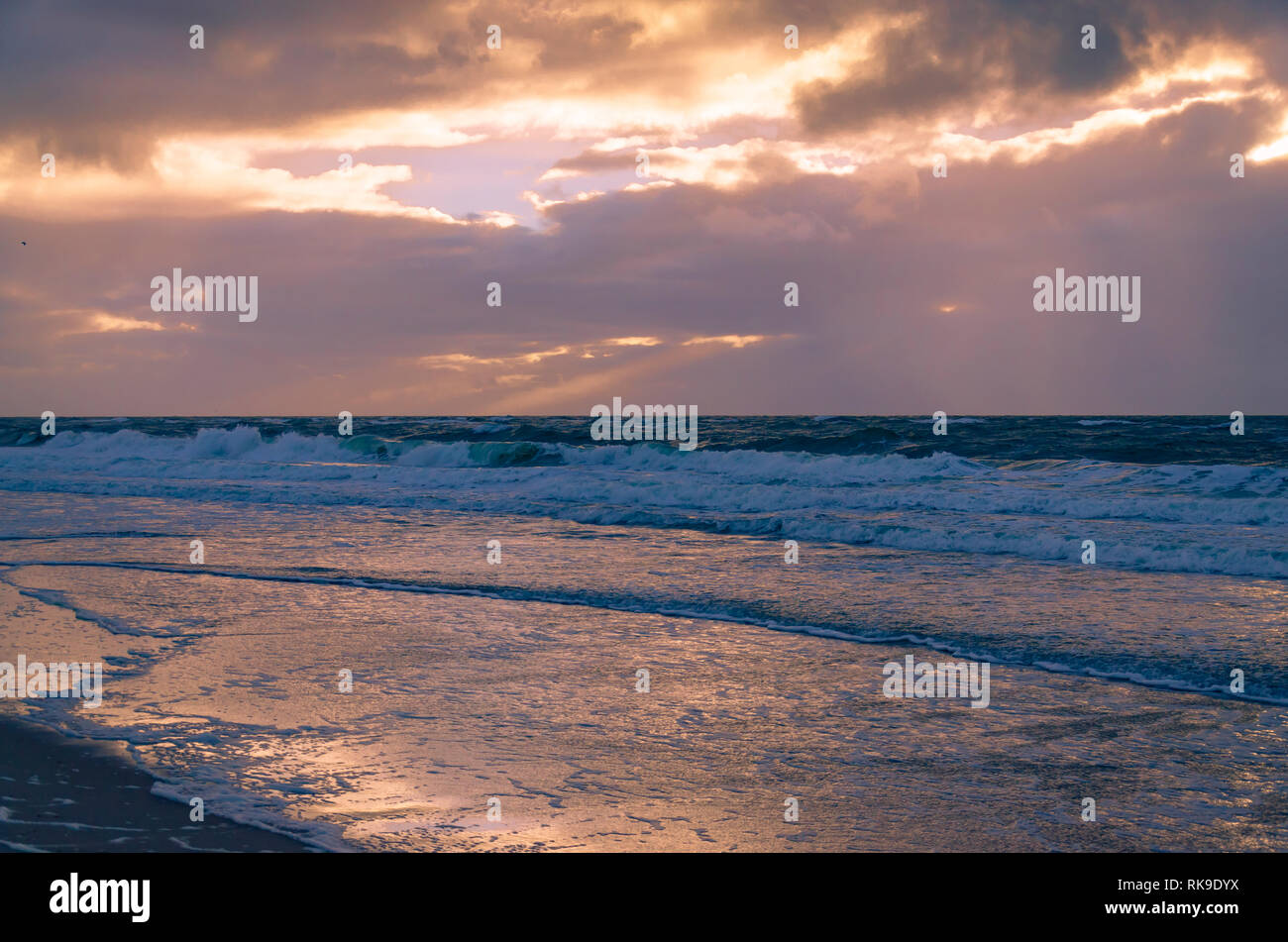 Une plage sur l'île de Sylt au coucher du soleil. Banque D'Images