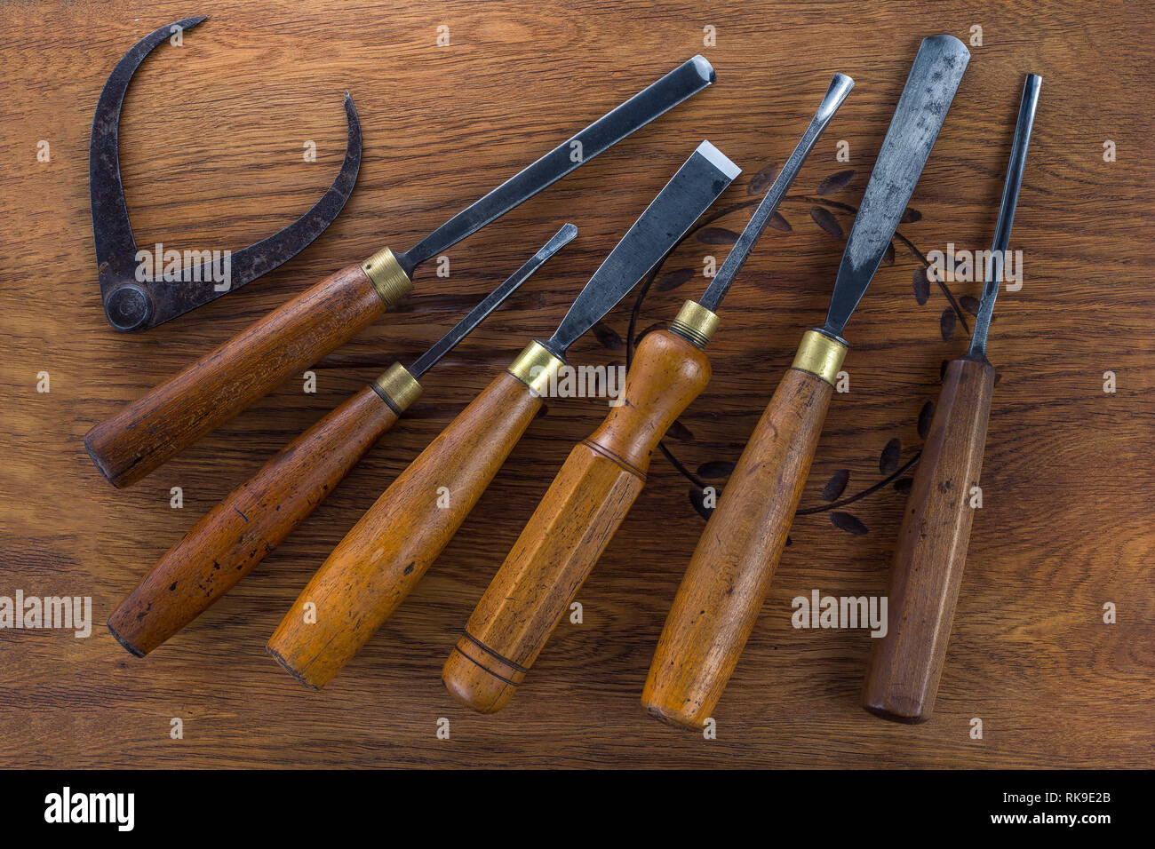 Ensemble de ciseaux à bois pour sculpture , sculpture outils sur fond de bois Banque D'Images