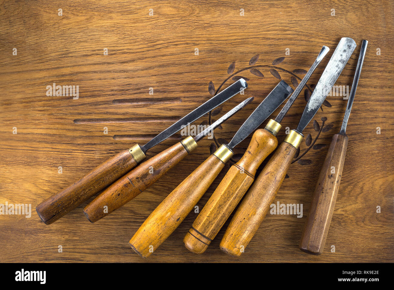 Ensemble de ciseaux à bois pour sculpture , sculpture outils sur fond de bois Banque D'Images