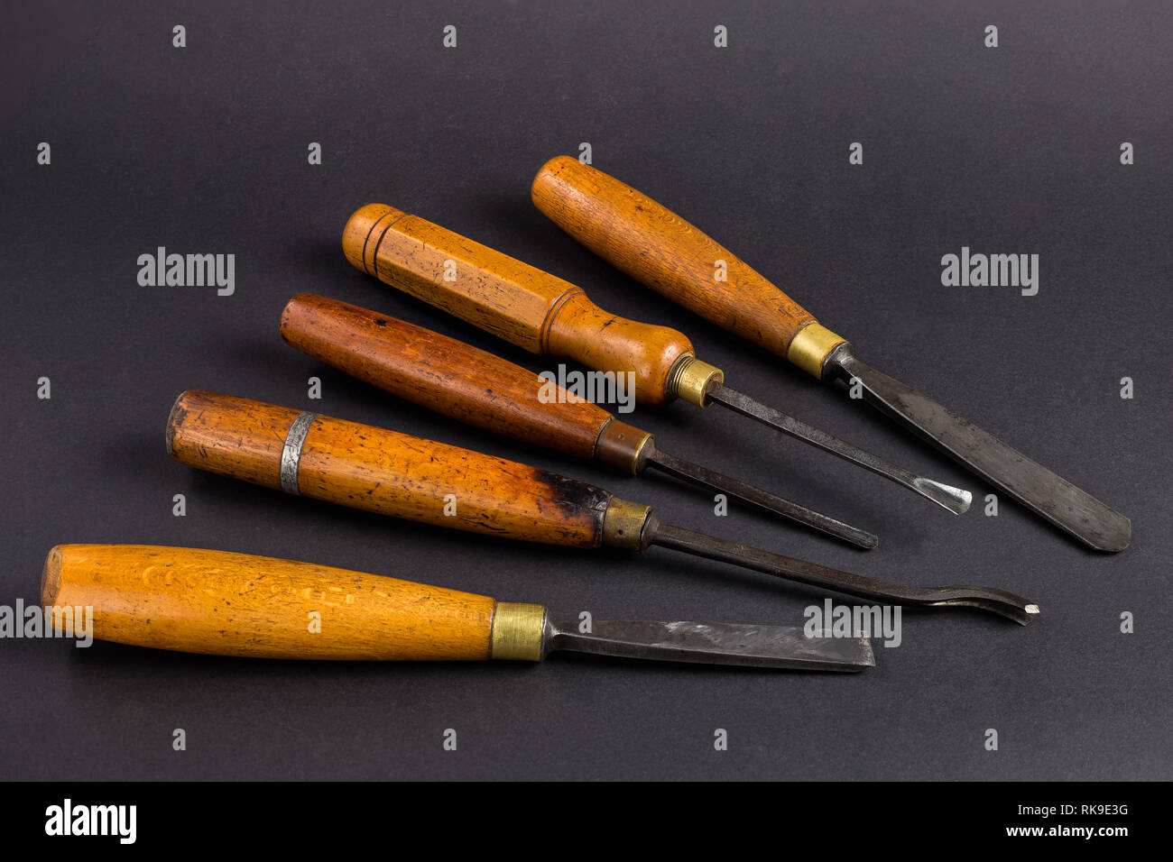 Ensemble de ciseaux à bois pour sculpture sculpture sur bois, outils sur gray Banque D'Images