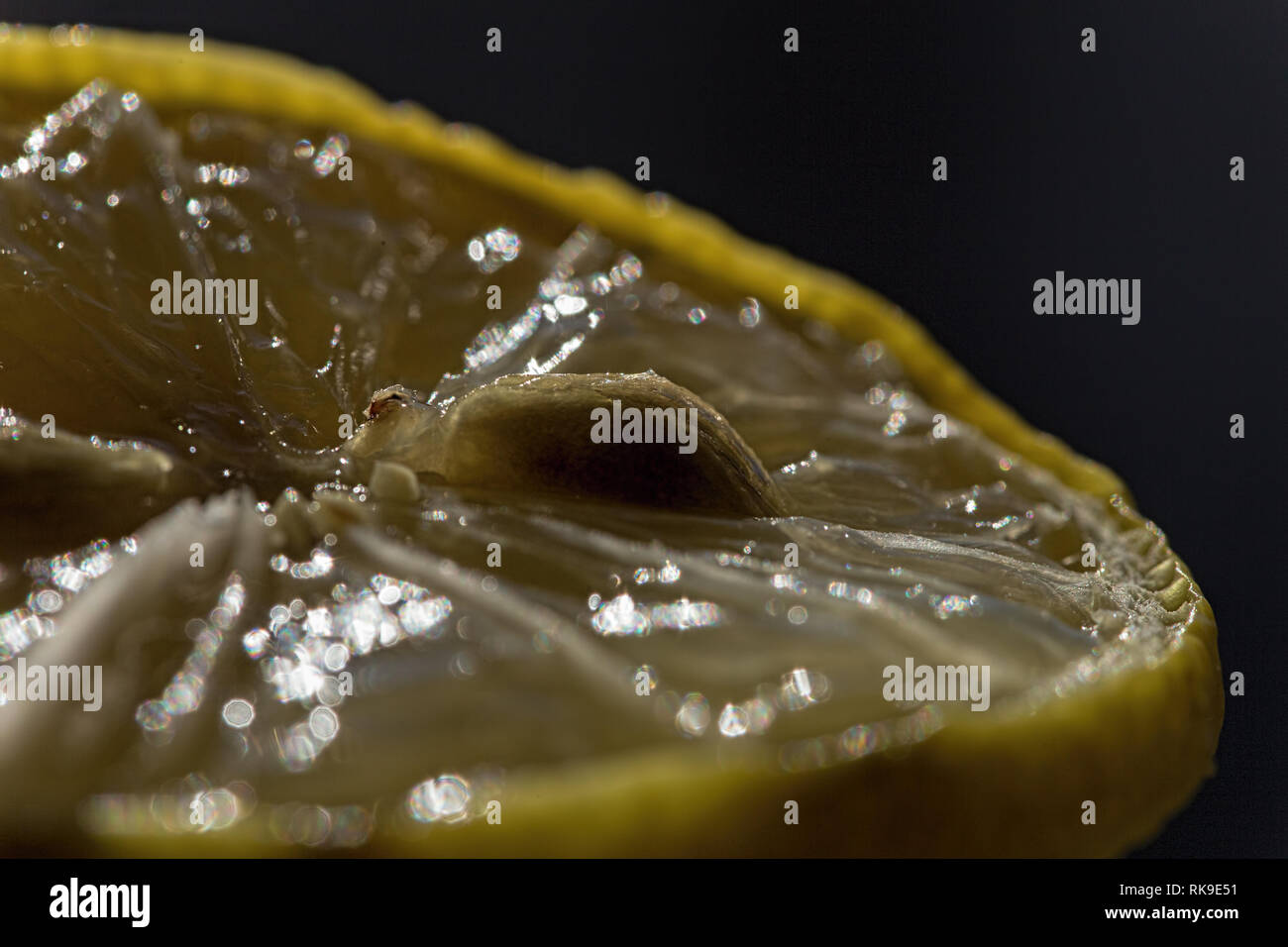 Citron dans le rétro-éclairage sur la fenêtre et la lumière du soleil Banque D'Images
