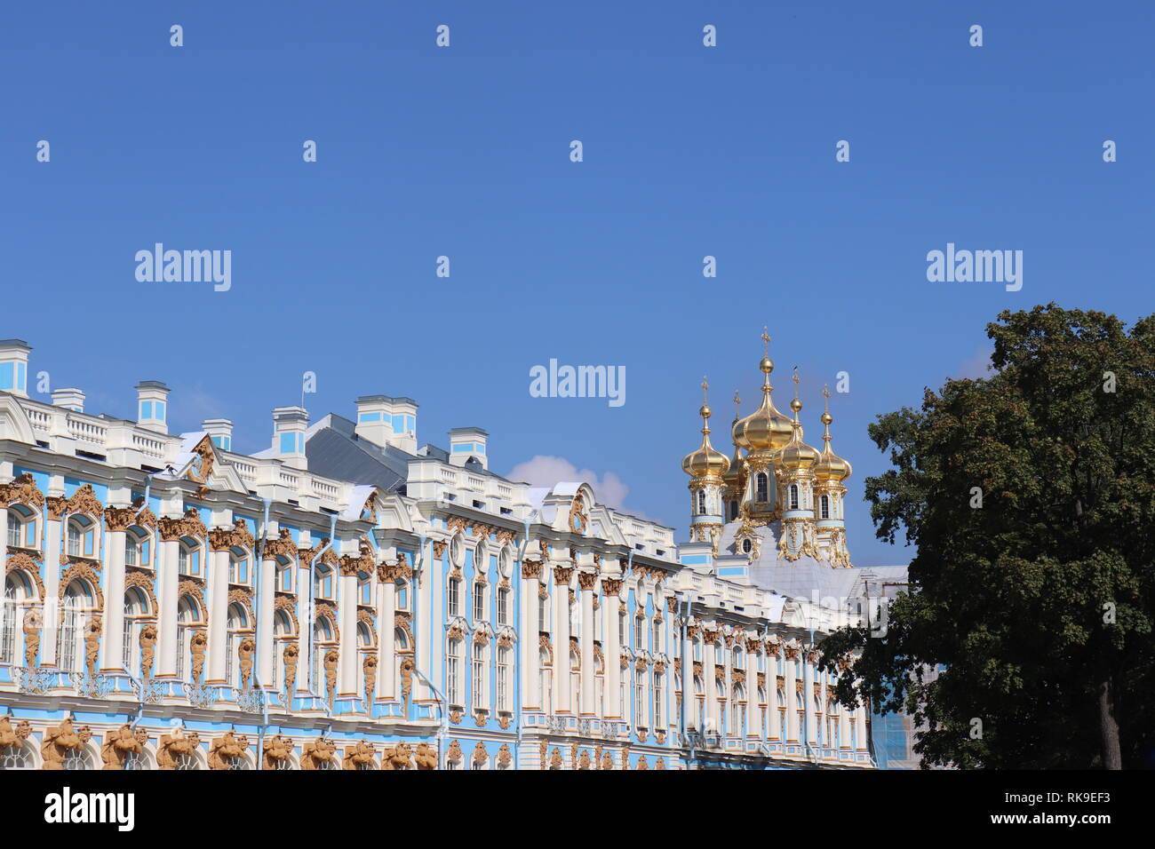 ST. PETERSBURG, RUSSIE - 091, 2018 : dômes dorés du palais de Catherine. Banque D'Images