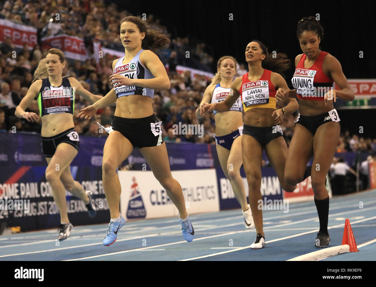 Zoey Clark (deuxième à gauche) remporte la finale du 400 mètres des femmes au cours de la deuxième journée de l'athlétisme amateur britannique SPAR Indoor Championships à Arena de Birmingham. Banque D'Images