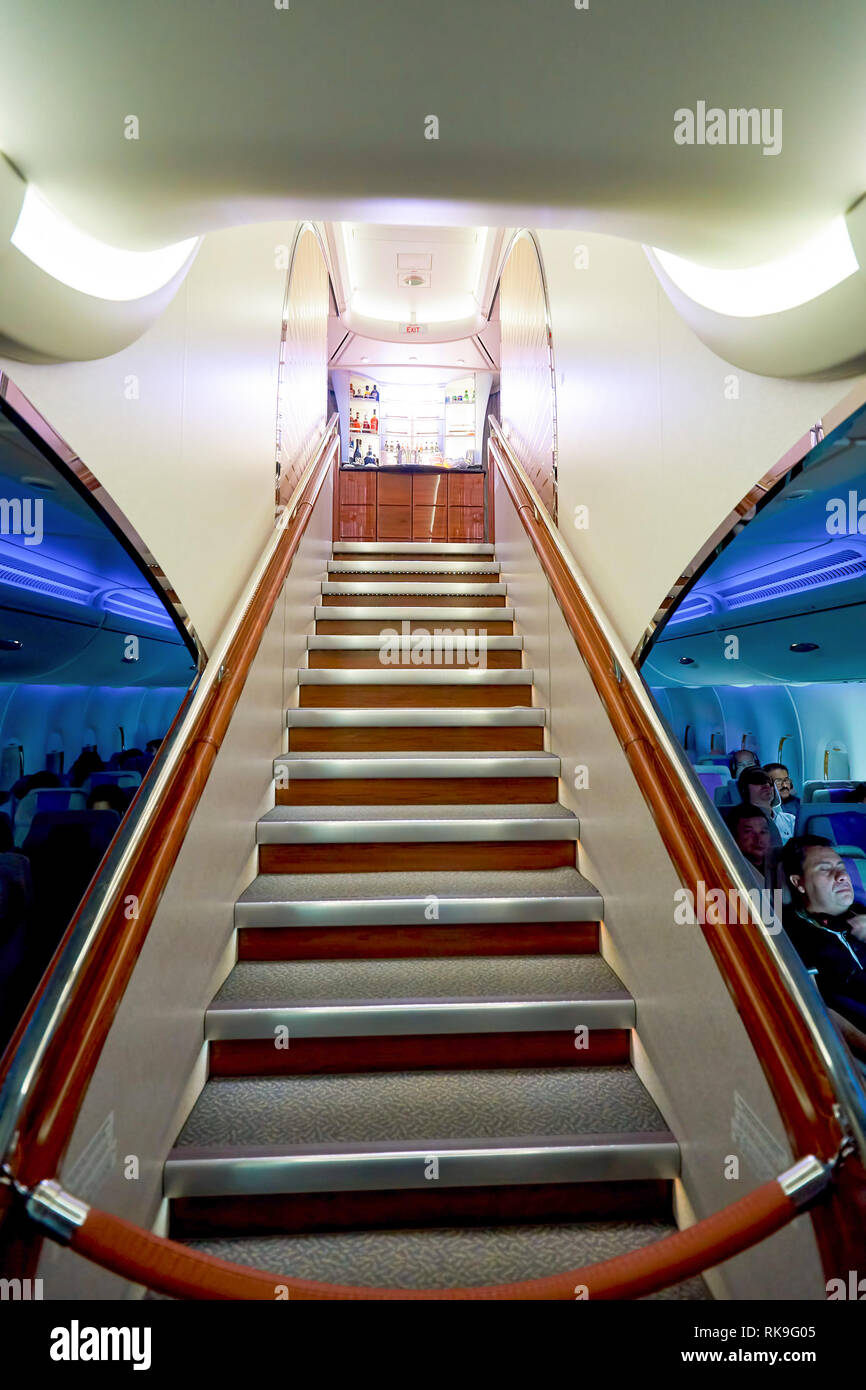 HONG KONG - Mars 08, 2016 : l'intérieur de Emirates Airbus A380. L'Airbus A380 est un double-pont, large, quatre-moteur à l'avion de ligne fabriqué par l'approche NI avancée Banque D'Images