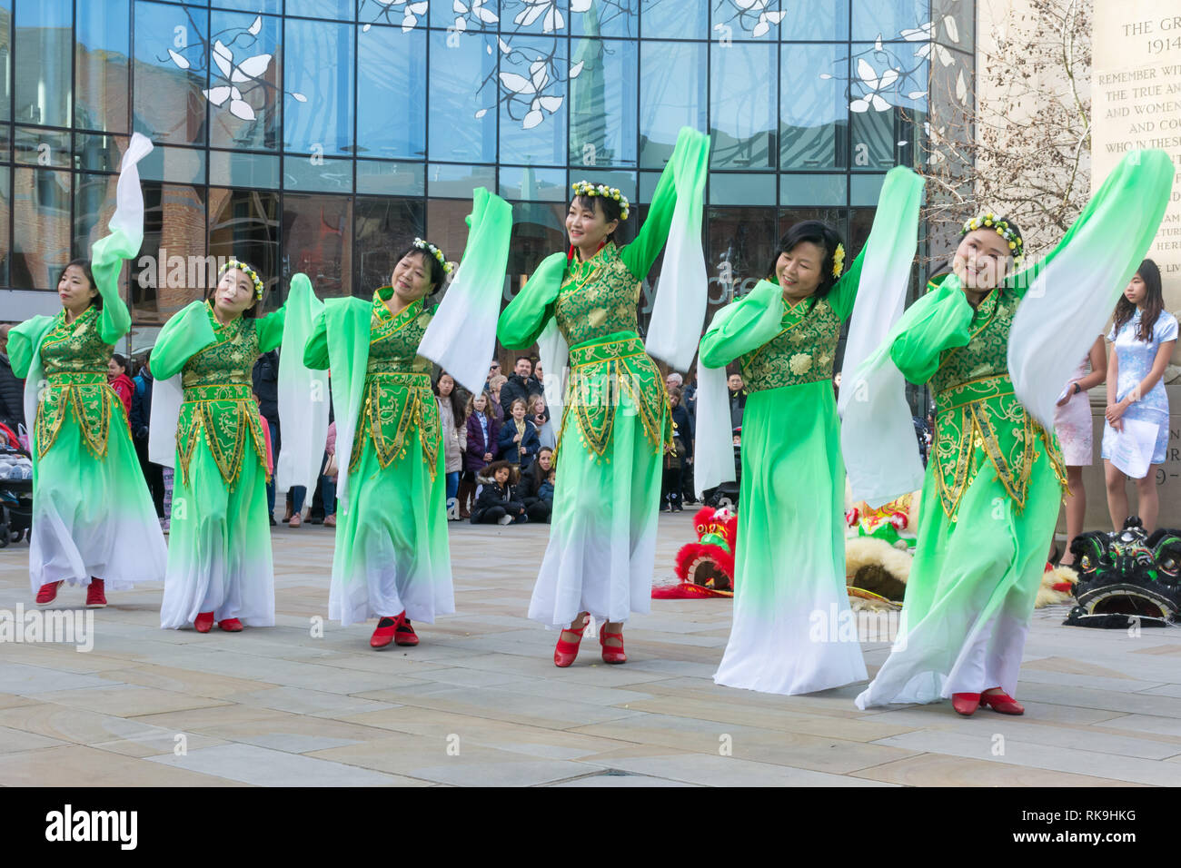 Danseurs dans des costumes colorés dans un spectacle au Nouvel An chinois en février 2019 dans le centre-ville de Woking, Surrey, UK Banque D'Images