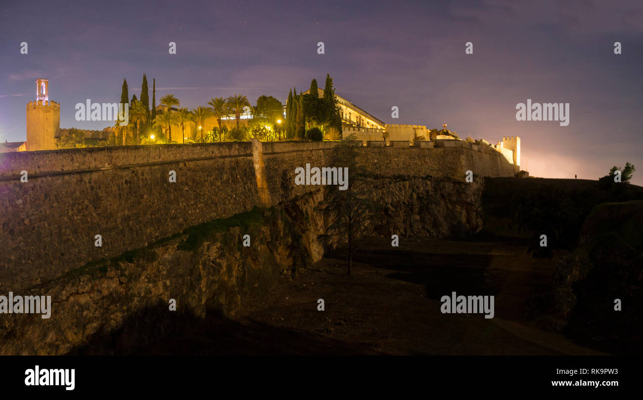 Citadelle Arabe Badajoz la nuit. À l'est vue de côté avec porte et Tour Espantaperros Merida Banque D'Images Citadelle Arabe Badajoz la nuit. À l'est vue de côté avec porte et Tour Espantaperros Merida Banque D'Images