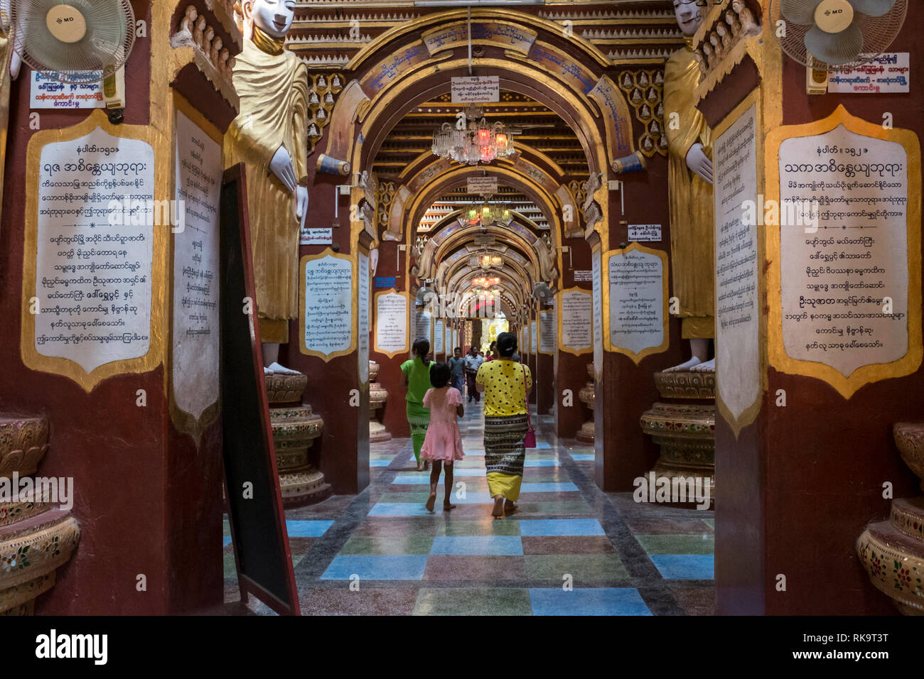 Le Myanmar, Monywa - 24 septembre 2016 : l'intérieur Thanboddhay Paya temple principal Banque D'Images