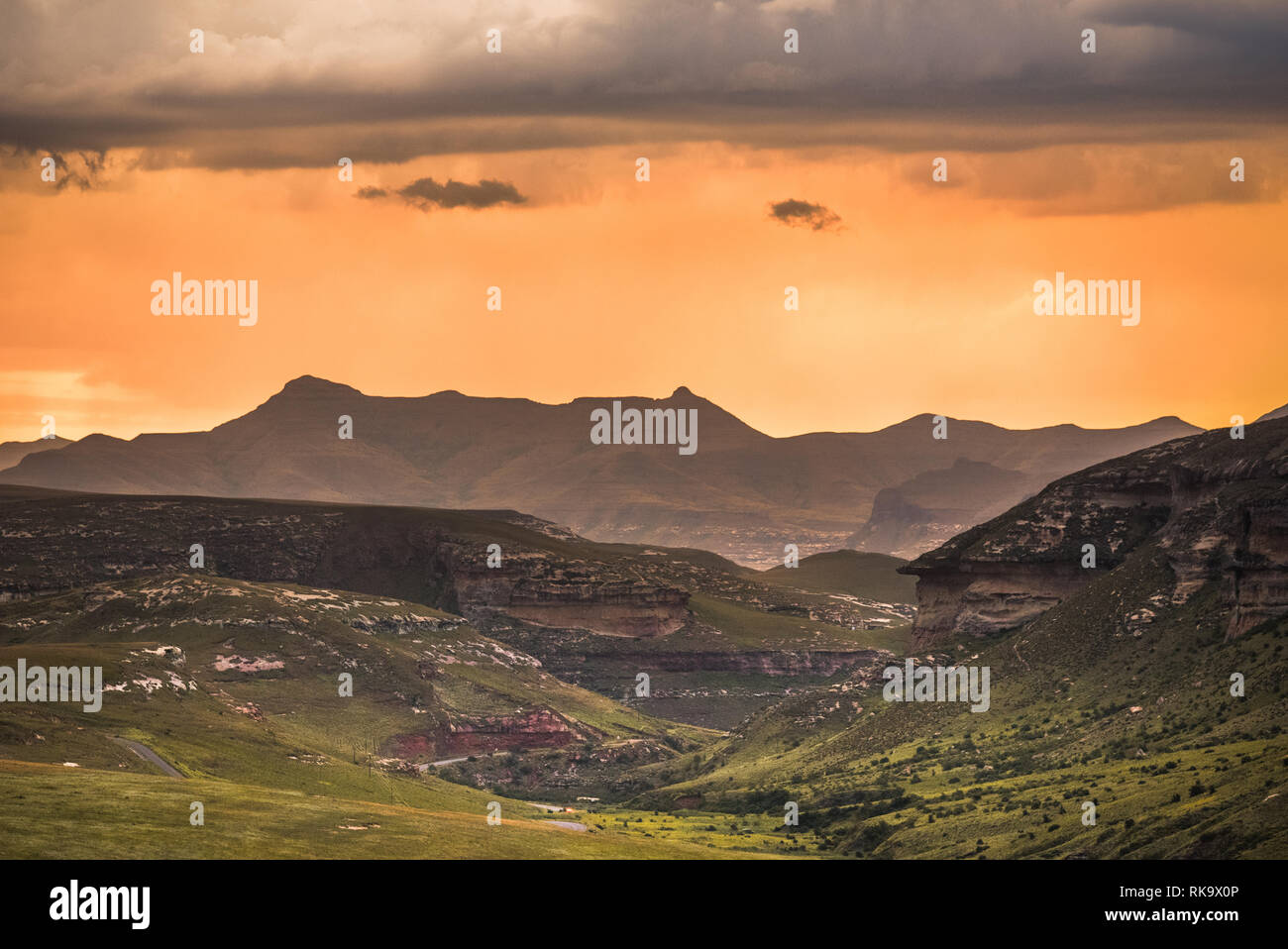 Une scène dramatique de coucher du soleil doré et menaces sur les montagnes du Drakensberg entourant l'Amphithéâtre, vu de Golden Gate Highlands Nation Banque D'Images