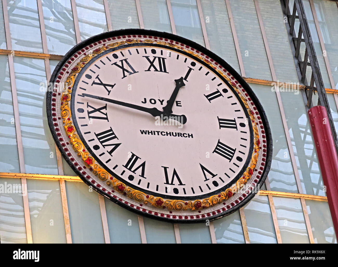 JB Joyce horloge Whitchurch, à Liverpool Lime Street gare principale, Merseyside, Angleterre, Royaume-Uni, L1 1JD Banque D'Images